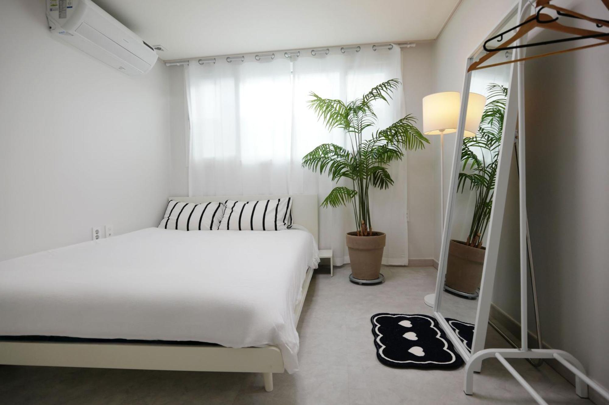 H House Yeonnam Apartment Seoul Bagian luar foto